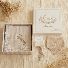 Kişiye Özel isimli Müslin Bebek Hediye Seti | Nakışlı Battaniye & Hediye Kutulu Minimal Set