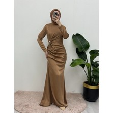 Moda Morfo Yandan Büzgülü Taşlı Taka Detaylı Saten Abiye -Vizon