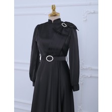 Moda Morfo Broşlu Fiyonklu Taşlı Kemerli Saten Abiye -Siyah