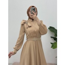 Moda Morfo Broşlu Fiyonklu Taşlı Kemerli Saten Abiye -Bej