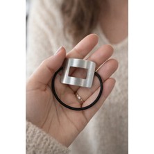 Bymiel Modern Metal Detaylı Lastik Toka – Minimal Şık Saç Tokası