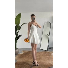 Asfa Moda Kadın Beyaz Askılı Mini Şortlu Elbise – V Yaka, Korse Formlu, Volanlı Etek, Yazlık & Özel Gün Elbisesi