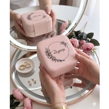 Kişiye Özel Deri Takı Kutusu - Yuvarlak Çelenk Desenli, Isimli Pudra Pembe, Fermuarlı