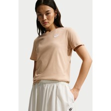 Nike Club Essentials Kadın Kısa Kollu Tişört