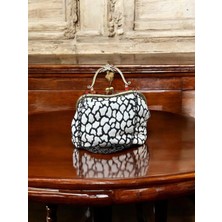 Yılday Gür Butik Siyah Beyaz Desenli Antik Çanta