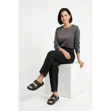 Akd Ayakkabıcılık Kadın Ortopedik Taban Terlik Günlük Kullanım Için Çift Bantlı Rahat Kalıp Modern Tasarım