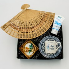 As Gift Anneler Gününe Özel Kişiye Özeldesenli Mavi Fincan & Ahşap Naturel Yelpaze & Kokulu Sabun & El Kremi Hediye Seti