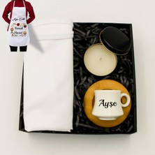 As Gift Anneler Gününe Özel Tasarımlı Beyaz Mutfak Önlüğü & Kişiye Özel Bambu Tabaklı Fincan & Metal Kutulu Mum Hediye Seti