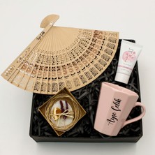As Gift Anneler Gününe Özel Kişiye Özel Köşegen Pembe Kupa &  Ahşap Naturel Yelpaze & Kokulu Sabun & El Kremi Hediye Seti