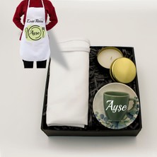 As Gift Kişiye Özel Tasarımlı Beyaz Mutfak Önlüğü & Kişiye Özel Haki Fincan & Metal Kutulu Mum Hediye Seti