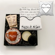 As Gift Anneler Gününe Özel Tasarımlı Beyaz Yastık & Kişiye Özel Kiremit Fincan & Metal Kutulu Mum & Mehmet Efendi Türk Kahvesi Hediye Seti
