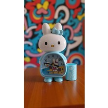 Famemus Accessory Hello Kitty Masa Üzeri Hem Çalar Saat ve Kalemlik Boyut 20 cm