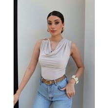 Esra Helvacı Sıfır Kol Tokalı Degaje Yaka Bluz