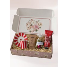 Cihania Store Özel Gün Çiçekli Hediye Kutusu- Kahve Fincan Seti, El Kremi, Türk Kahvesi, Lavi Çikolata