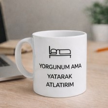Yorgunum Ama Yatarak Atlatırım Baskılı Kupa – Seramik Kahve Bardağı