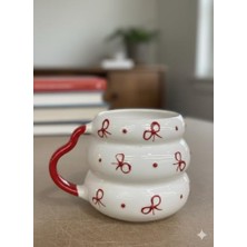 Mi-Ça Home Kırmızı Kurdele El Boyama Kabartma Desen Krem Parlak Kovan Kupa - El Işçiliği Hediyelik Kupa