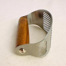 Mi-Ça Home Akasya Saplı Sarımsak Ezici | Paslanmaz Çelik Rocker Pres, Ergonomik Ahşap Sap | Elde Yıkama Önerilir | Mutfak Için Dayanıklı, Hijyenik ve Pratik Sarımsak Püresi Yapıcı