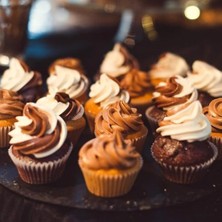 Daisy Home Bolivia's Kek Kapları, 100'LÜ Paket Profesyonel Mutfak Gereci, Anti-Yapışkan Yüzeyli, Fırın ve Mikrodalga Uyumlu, Cupcake ve Muffinler Için (Kahverengi)