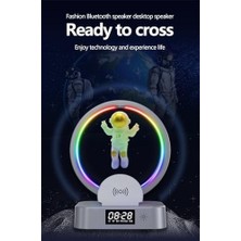 Daisy Home Astronot Bluetooth 5.0 Hoparlör Şarjlı 1200MAH 5V Mini Radyo Cep Telefonu Stand ve Kablosuz Şarj Rgb Işıklı USB Aux ve Tf Girişli 21CM x 17CM Y558