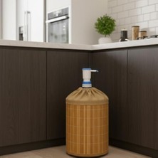 Mabeyn Bambu Su Sebili Damacana Kılıfı – Dekoratif, Toz ve Güneş Koruyucu, Doğal Bambu Kaplama, Kumaş Büzgülü Üst Kapak, 19 L Damacana Uyumlu