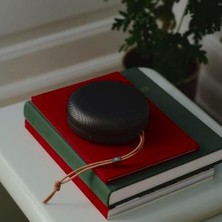 Mabeyn Bang & Olufsen Beosound A1 3. Nesil Geniş Açılı Ses, Yüksek Bas, IP67 Su Geçirmez, 24 Saat Pil Ömrü, Dahili Mikrofonlu Taşınabilir Bluetooth Hoparlör – Granit