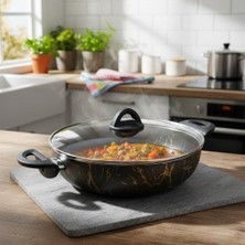 Enyaza Home Papilla Desert Sunday 26 cm Karnıyarık ve Pilav Tenceresi - Siyah Zemin Üzeri Gold Izmir Desenli Yanmaz Yapışmaz Cam Kapaklı Sığ Tencere