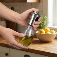 Enyaza Home Deconox 200 ml Tombul Cam Sprey Yağlık ve Sosluk - Paslanmaz Metal Başlıklı Püskürtmeli Yağ Şişesi - Airfryer, Salata ve Tava Için Eşit Dağıtıcı (7X16 Cm)