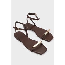 Capone Outfitters Nadean Küt Burunlu Metal Tek Bantlı Düz Topuklu Kadın Sandalet