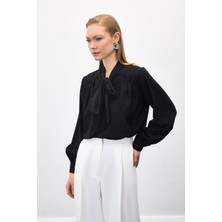 Benevento Clothing Aksesuar Detaylı Fularlı Bluz