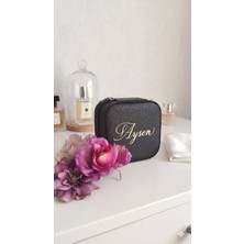 Kişiye Özel Deri Takı Kutusu -Gold Ortada Isimli, Siyah Fermuarlı