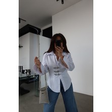 Özge Özgenç Arkadan Bağlamalı Agraflı Gömlek