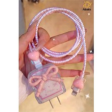 Fibaks iPhone 18W/20W/25W Şarj Aleti Koruyucu Adaptör Kılıfı Kablo Sarıcı Set Pembe Kurdele Figürlü