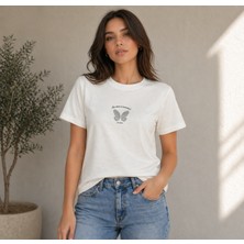 Kadın Ekru Basic Tişört – Minimal Baskılı, Pamuklu Rahat Kesim