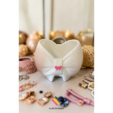 Özgürce Beyaz Fiyonk Formlu Çok Amaçlı Oda ve Masa Düzenleyici