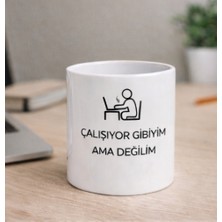 Çalışıyor Gibiyim Ama Değilim Baskılı Kupa - Seramik Kahve Bardağı
