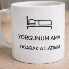 Yorgunum Ama Yatarak Atlatırım Baskılı Kupa - Seramik Kahve Bardağı