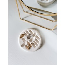 Özgürce Beyaz Takı Düzenleyici ile Şık ve Pratik Saklama Çözümü