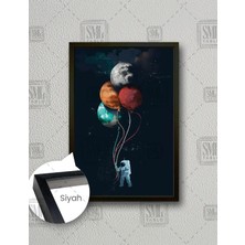 SML Tablo Elindeki Iple Gezegenleri Tutan Astronot Balon Gezegenler Dikey Çerçeveli Kanvas Tablo