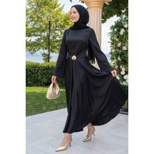 inStyle Eteği Allerli Broşlu Siyah Saten Elbise
