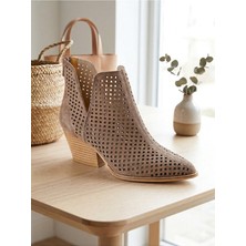 Vess Moda Delikli Transparan Kısa Kalın Topuklu Fermuarlı Şık Western Yazlık Kovboy Bot Ayakkabı Taba