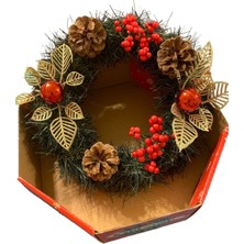 Özgürce Yılbaşı Kapı Süsü, Kozalaklı Çelenk, 24 Cm, Dekoratif Kapı Çelengi