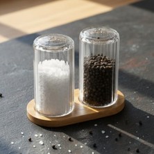 Esmo Home Deconox Bambu Standlı 2'li Borosilikat Cam Tuzluk ve Biberlik Seti - Dikey Rölyefli Dekoratif Masaüstü Baharatlık Takımı