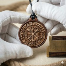 Tamgacrafts Doğal Ahşap Vegvisir Viking Pusulası Kolye Iskandinav Mitolojisi Rünik Desen Unisex Madalyon
