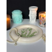 Özgürce Çiçek Kabartmalı Takılık, Anahtarlık – Şık ve Kullanışlı Tasarım