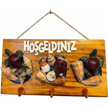 Özgürce Deniz Kabuklu ve Kaplumbağa Figürlü Ahşap Duvar Anahtarlığı