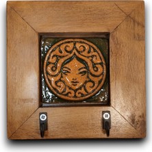 Özgürce El Yapımı Ahşap Çerçeveli Seramik Duvar Anahtarlık 14,5X14,5X2,5CM