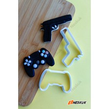 Özgürce Iki Parça Playstation Joystick ve Silah Temalı Kurabiye Kalıbı Seti