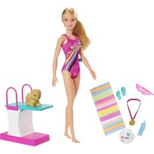 Barbie Seyahatte Yüzücü Barbie Oyun Seti, 30 cm Bebek, Dalış Tahtası ve Köpeği Dahil GHK23