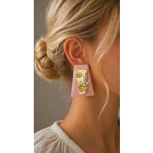 Love Charm Pudra Pembe Mermer Desenli Gold Figür Detaylı Büyük Küpe – Sanatsal & Şık Tasarım