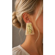 Poseidons Jewellery Krem Mermer Desenli Gold Figür Detaylı Büyük Küpe – Zamansız & Elegant Statement Tasarım